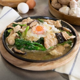 ราดหน้าหมูนุ่ม เส้นกรอบไข่เยิ้ม ราดหน้าหมูนุ่ม เส้นกรอบไข่เยิ้ม